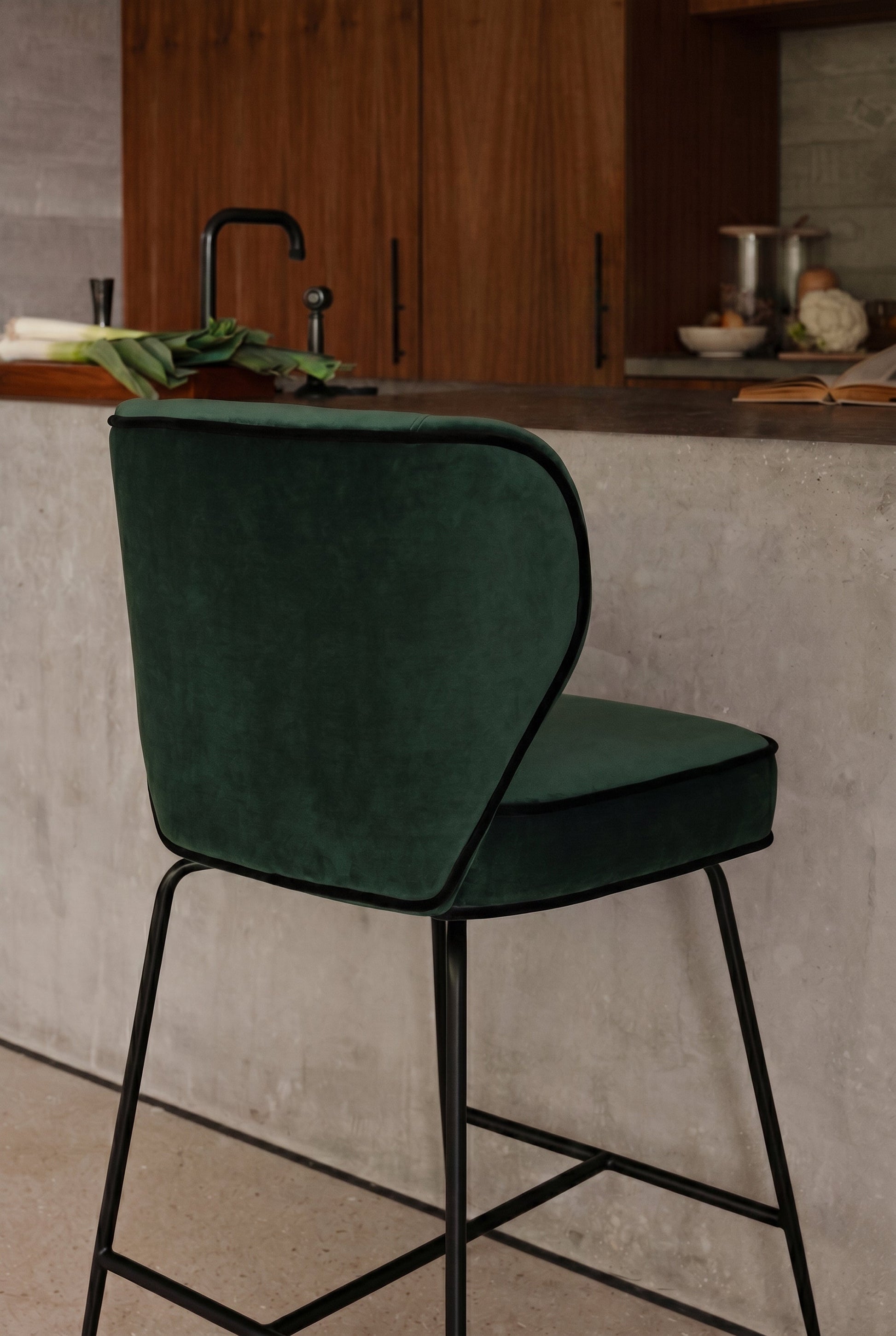 Tabouret de bar - Velours vert cèdre & métal noir - NV GALLERY - WAYNE