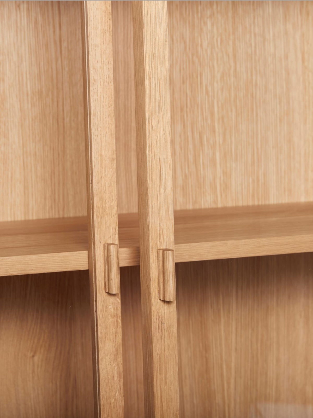 Armoire vitrine en chêne naturel, Gunder