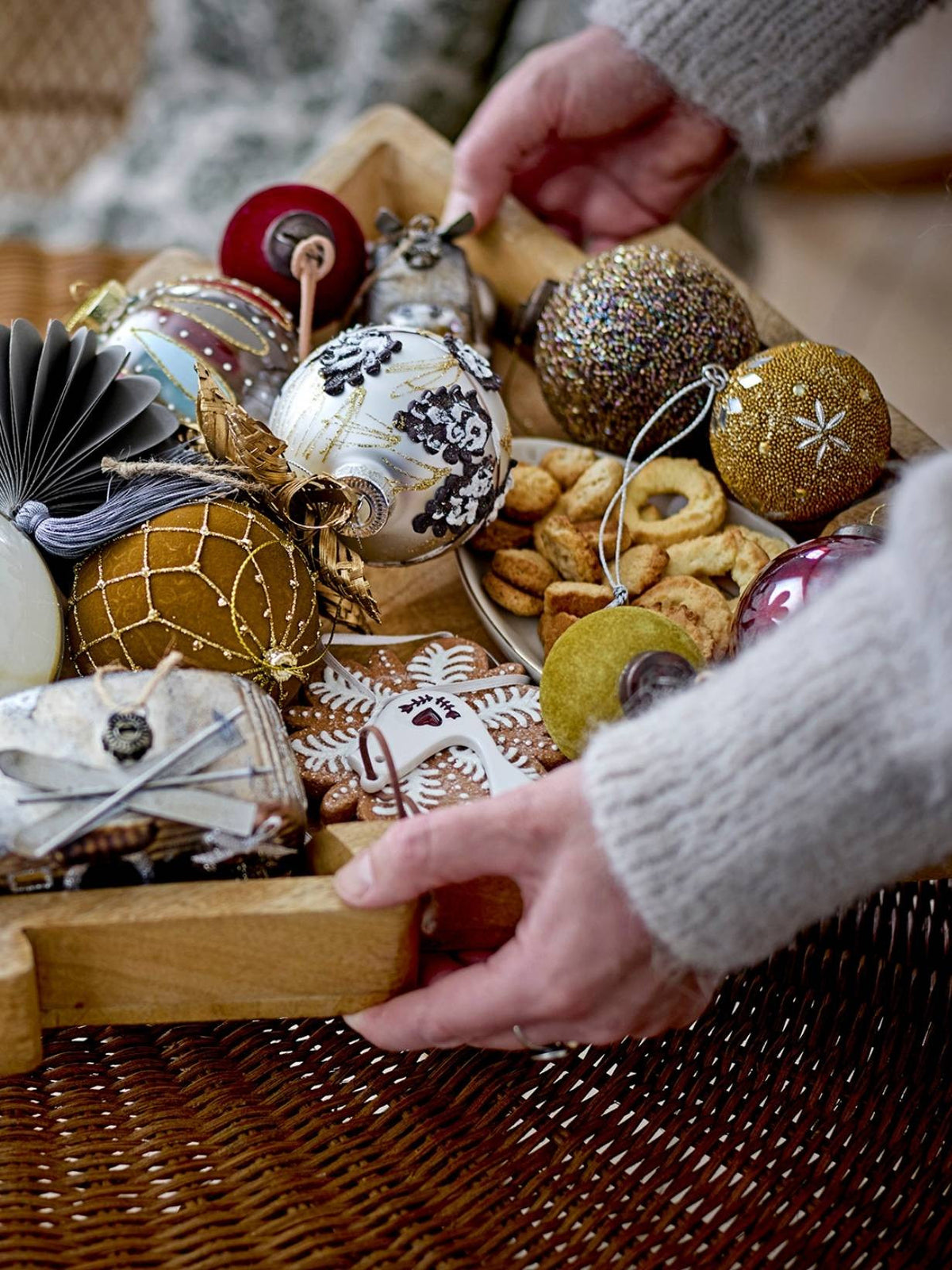 Lot de deux boules de Noel en verre doré, Loha