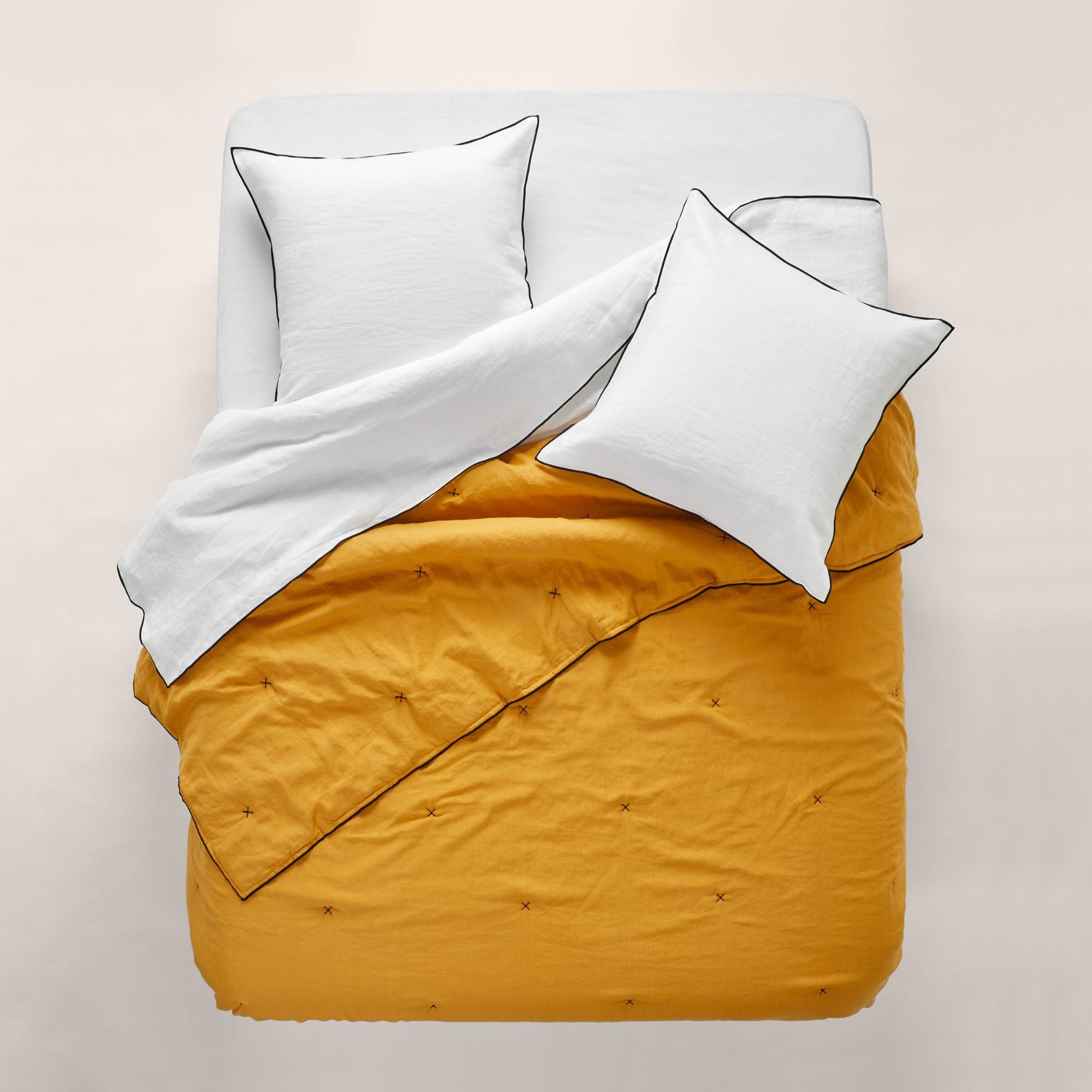 Couvre-lit matelassé CARLINA ocre et bourdon noir | mobile_slider