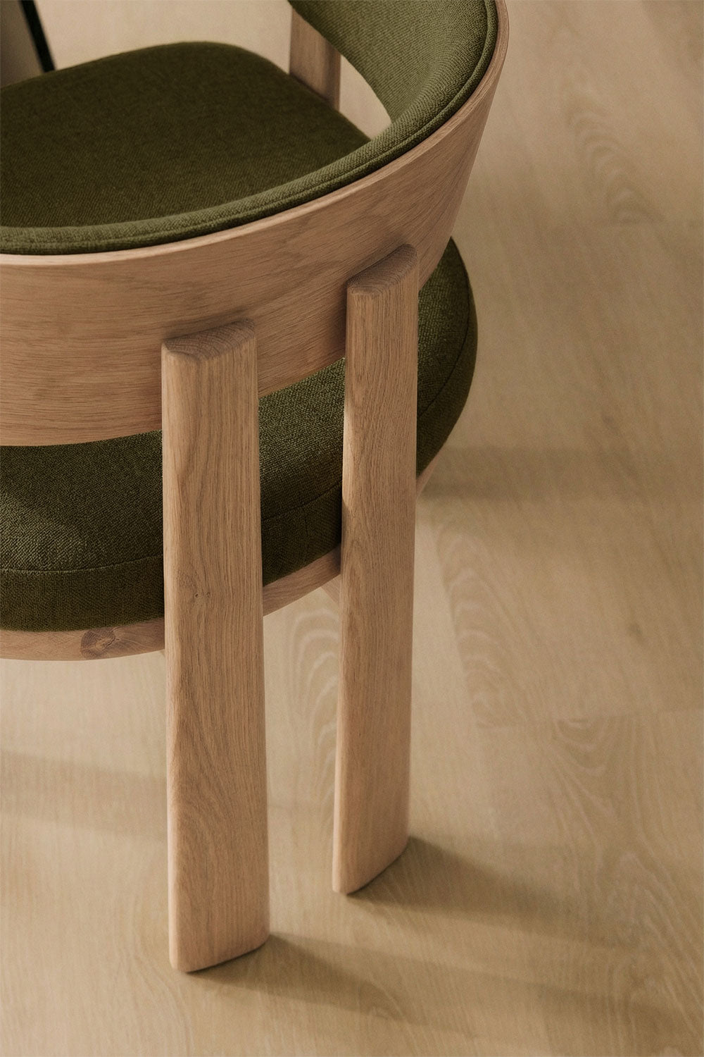 Chaise de salle à manger avec accoudoirs, tapissée et en bois de chêne Olea Signature