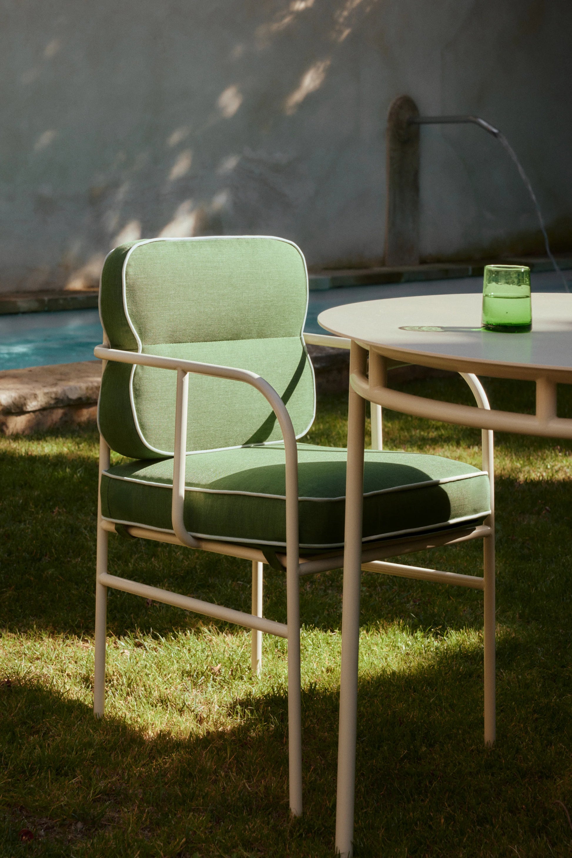Chaise de jardin avec accoudoirs, vert sauge & métal blanc, Maddalena