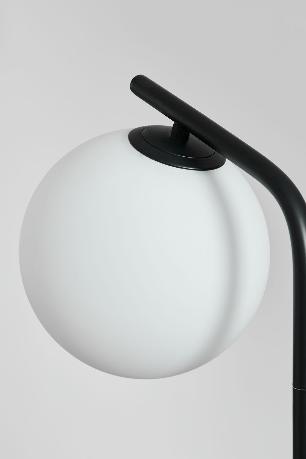 Lampadaire en métal et verre Alligier