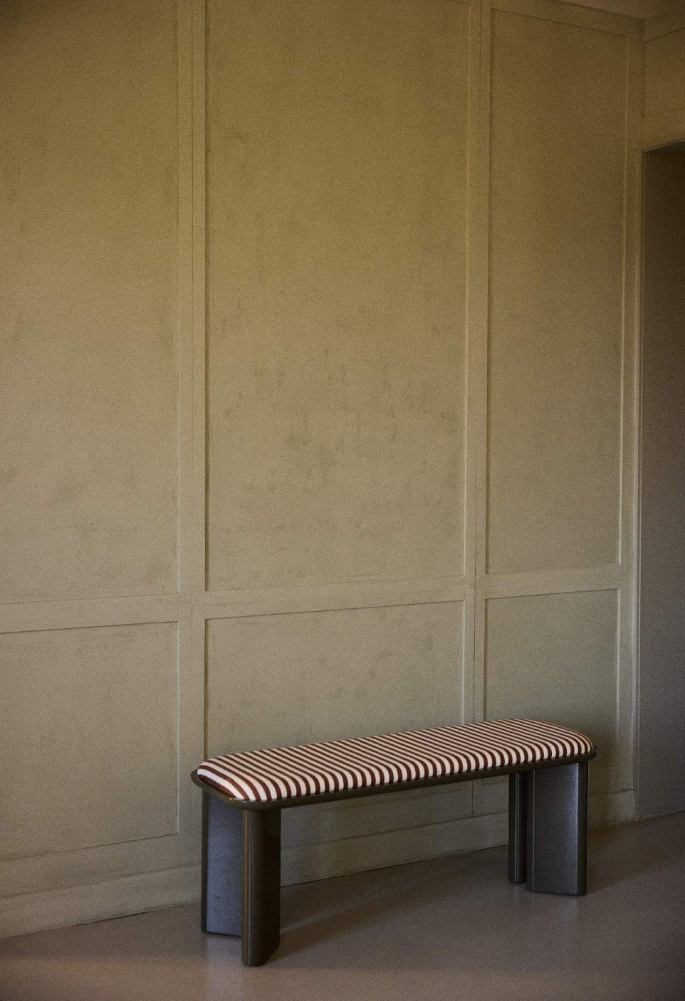 Banc en bois laqué, Lazare