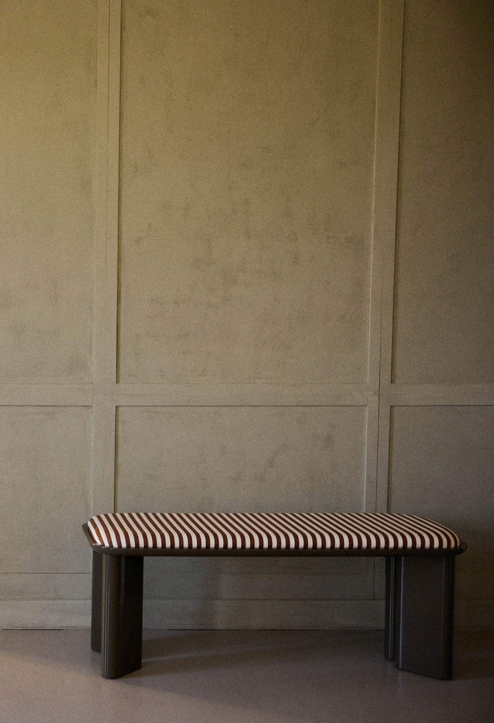 Banc en bois laqué, Lazare
