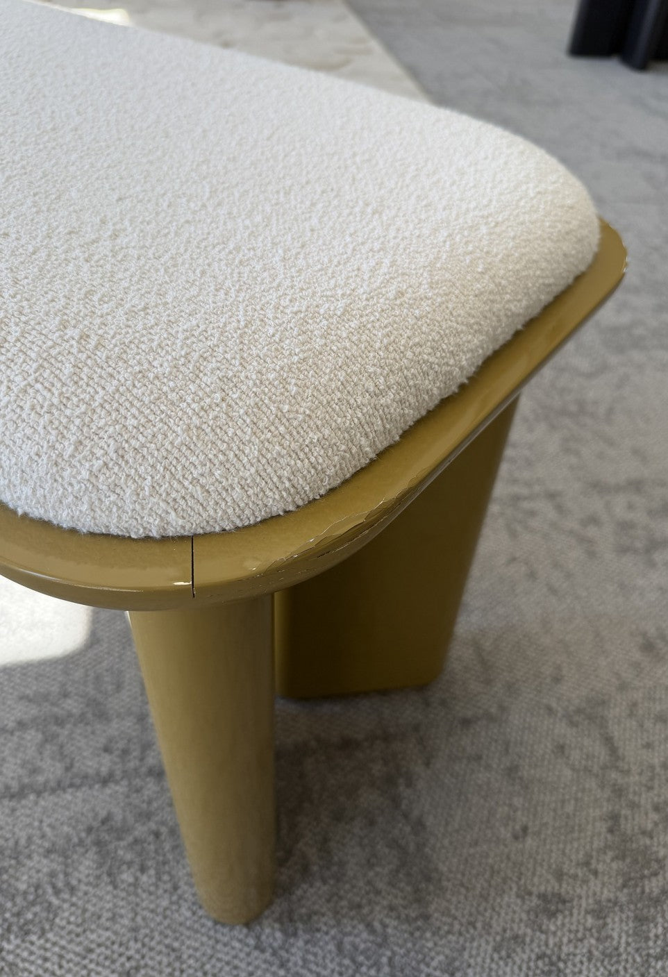 Banc en bois laqué, Lazare