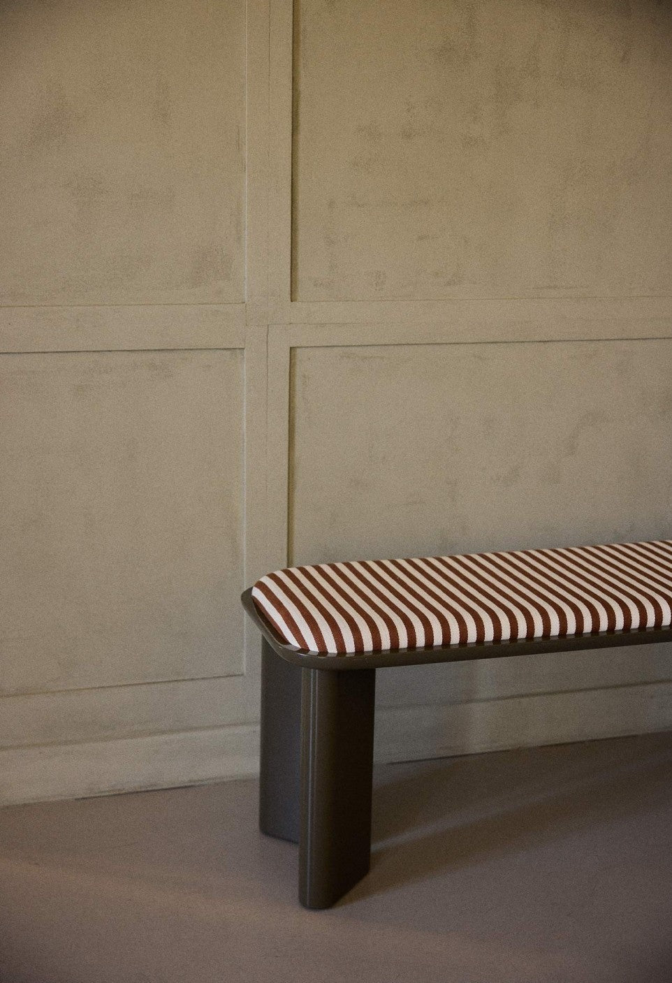 Banc en bois laqué, Lazare