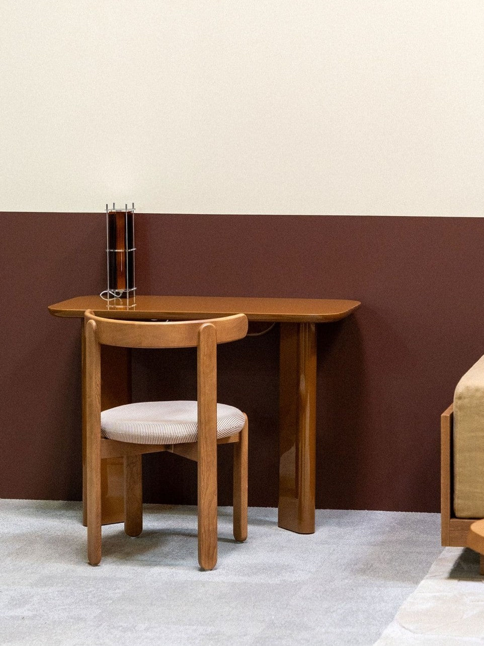 Bureau en bois laqué caramel, Gaspard
