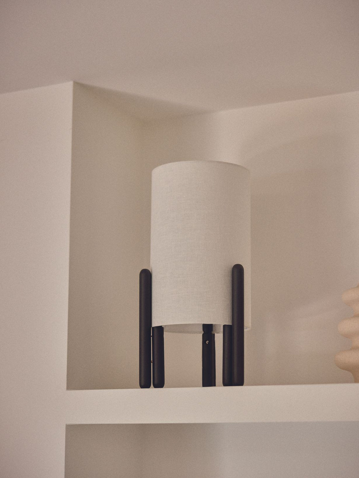 Lampe en frêne massif vernis, Colette