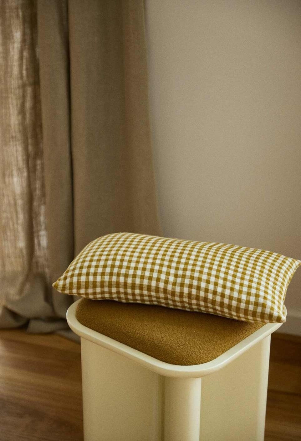 Pouf en bois laqué et tissu bouclette, Lazare