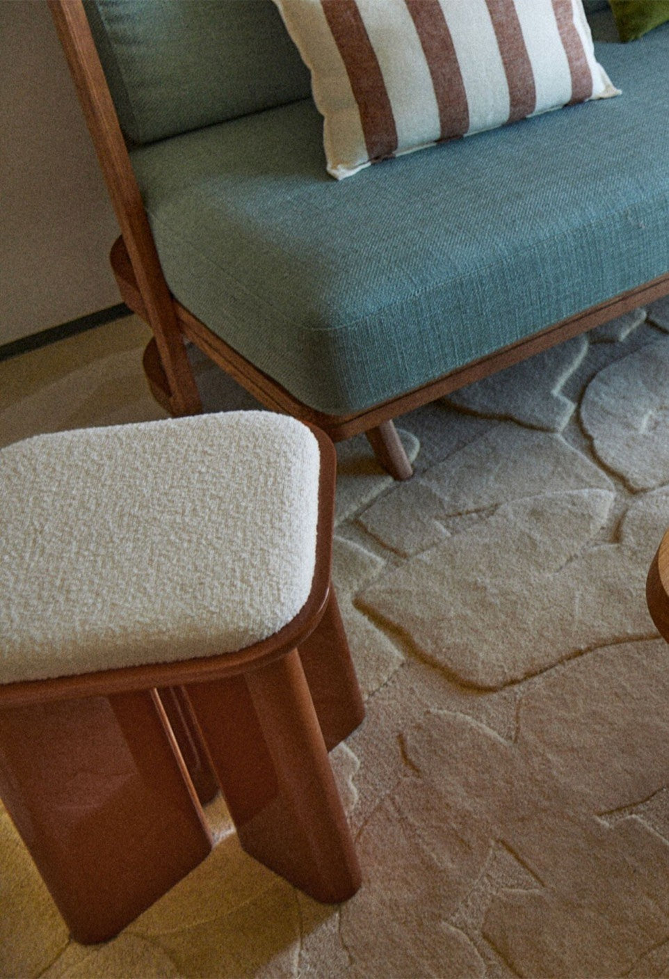 Pouf en bois laqué et tissu bouclette, Lazare