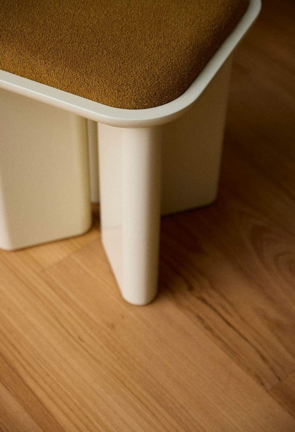 Pouf en bois laqué et tissu bouclette, Lazare