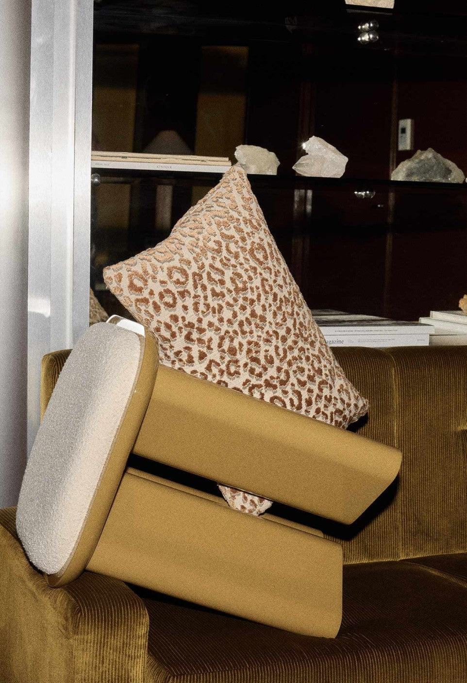 Pouf en bois laqué et tissu bouclette, Lazare