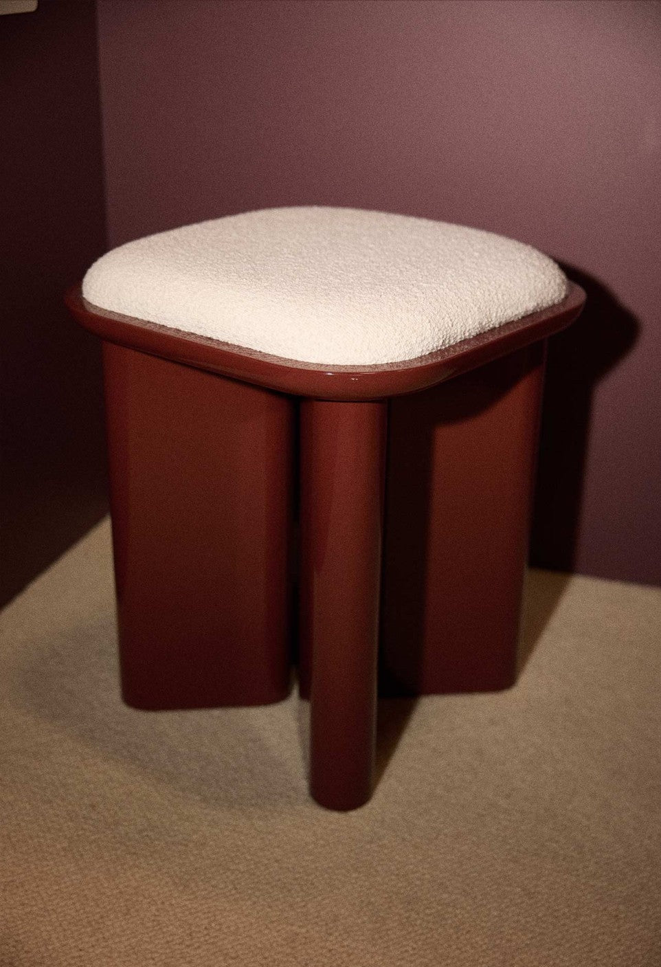 Pouf en bois laqué et tissu bouclette, Lazare