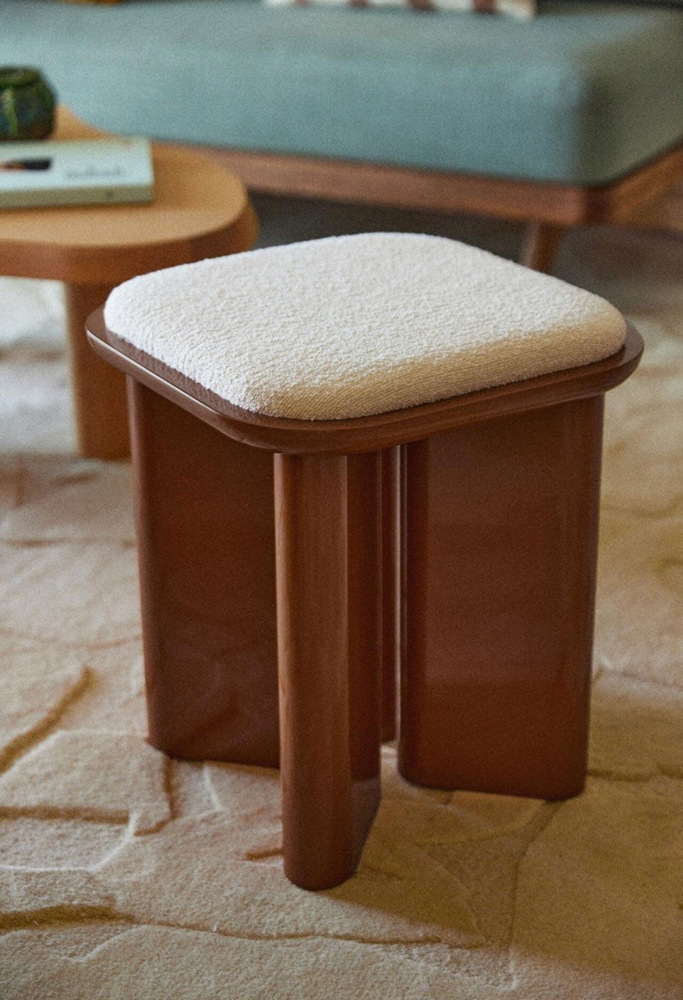Pouf en bois laqué et tissu bouclette, Lazare