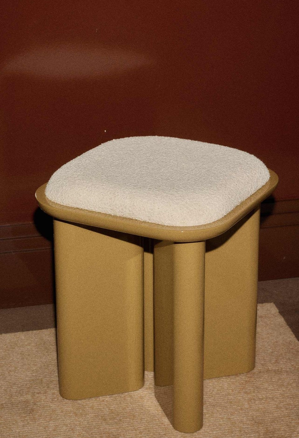 Pouf en bois laqué et tissu bouclette, Lazare