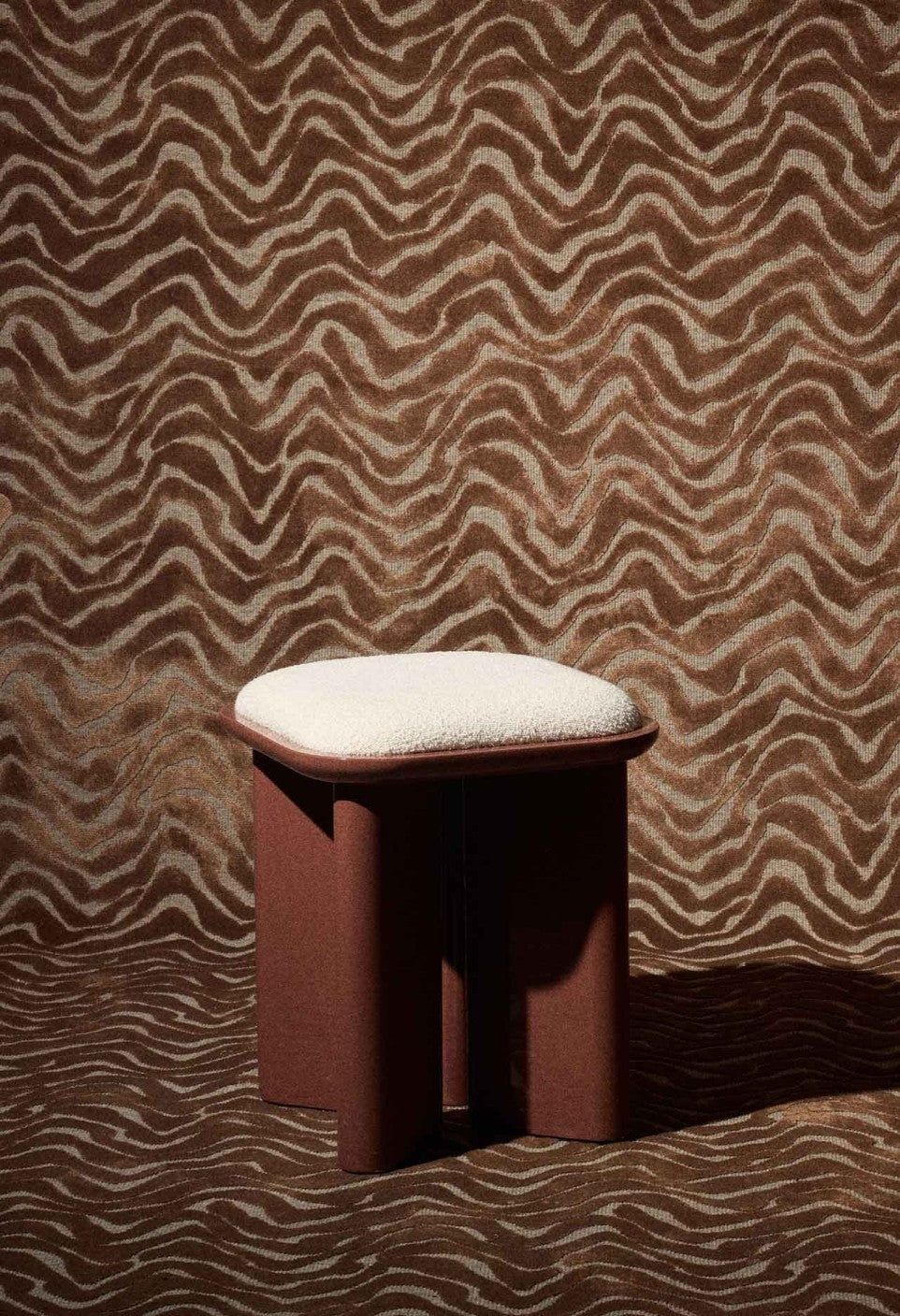 Pouf en bois laqué et tissu bouclette, Lazare