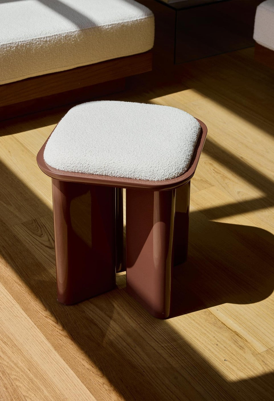 Pouf en bois laqué et tissu bouclette, Lazare