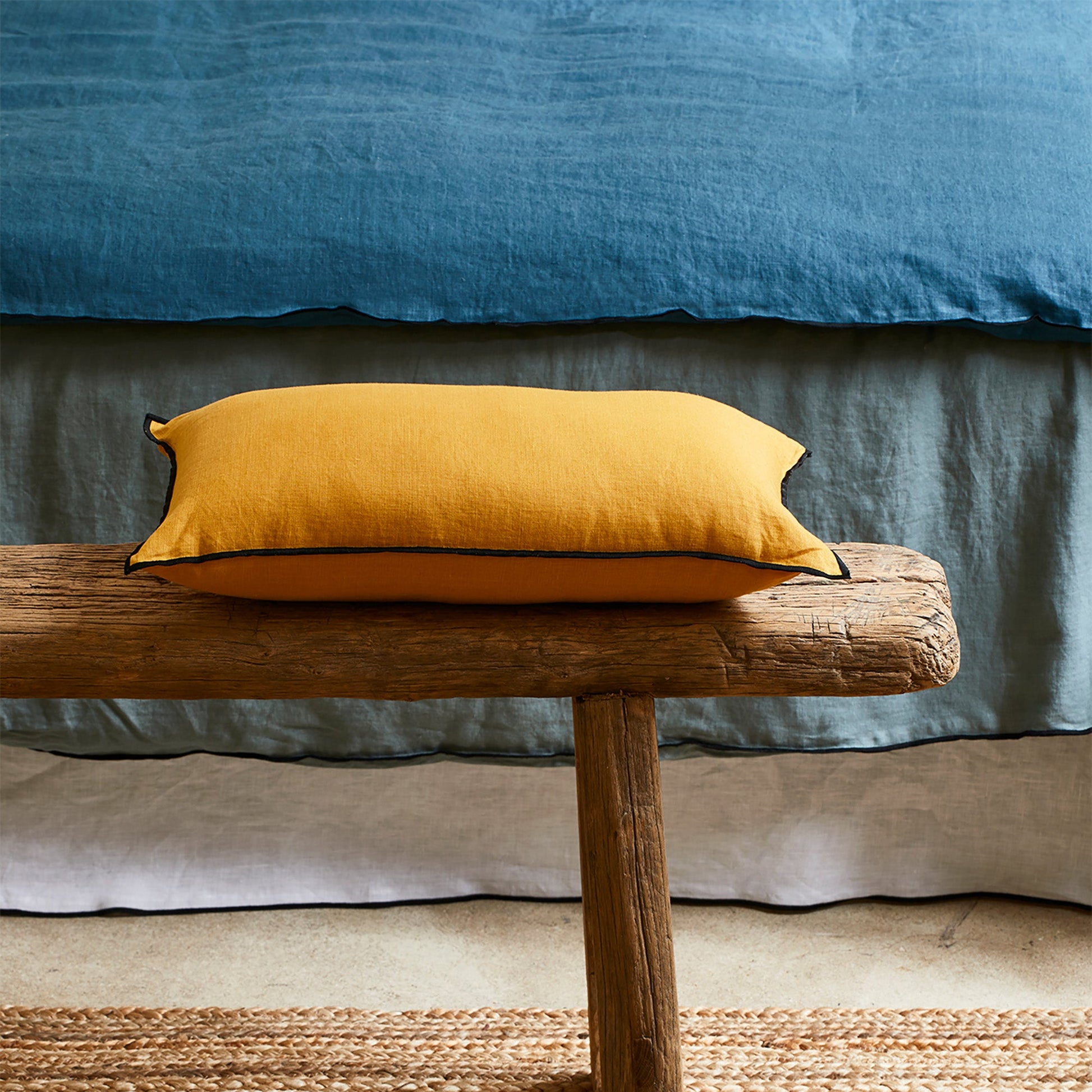 Housse de coussin CARLINA ocre et bourdon noir