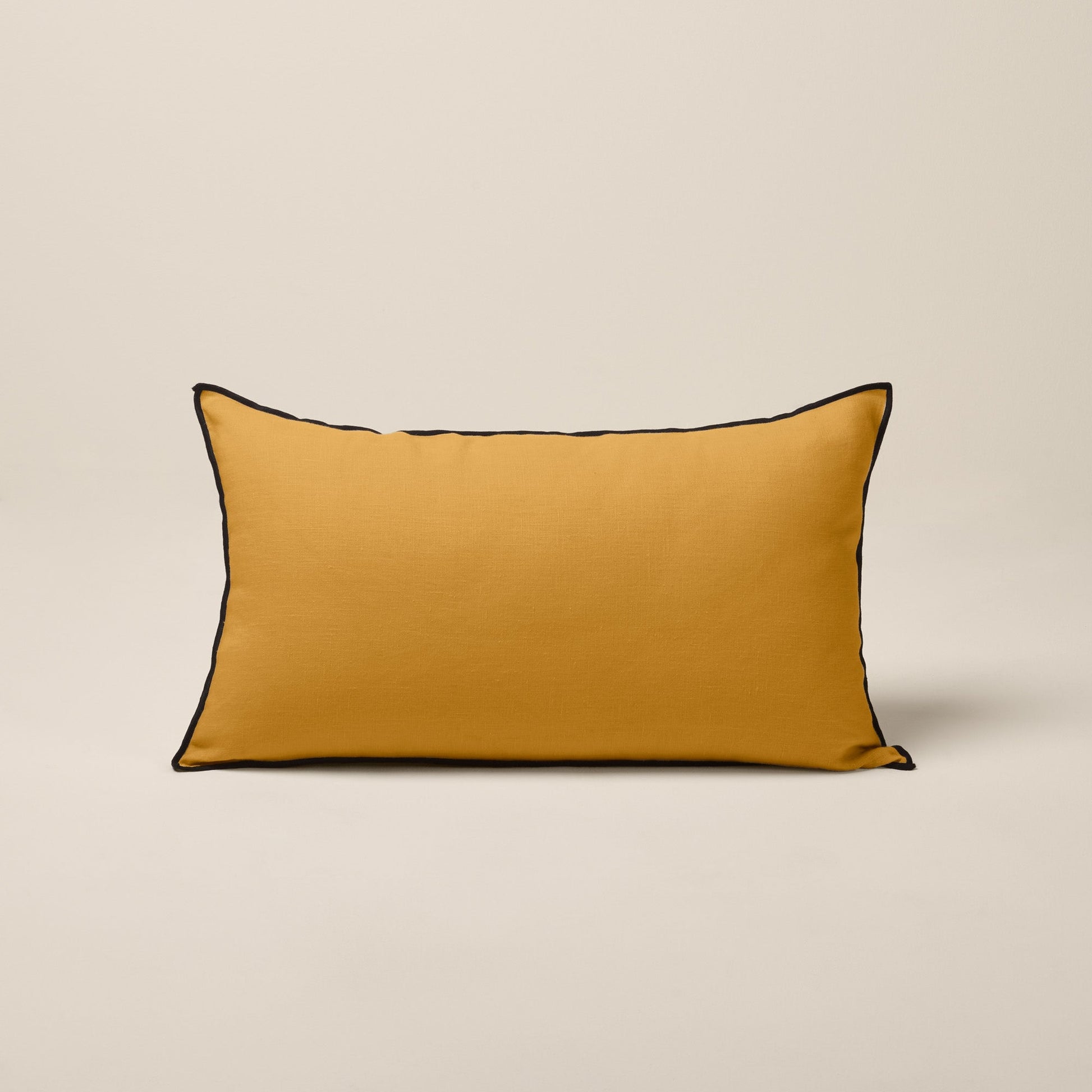 Housse de coussin CARLINA ocre et bourdon noir