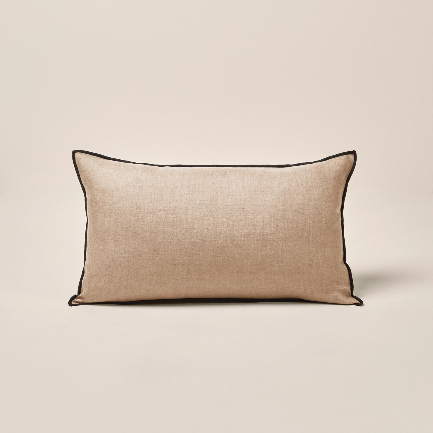 Housse de coussin CARLINA sable et bourdon noir