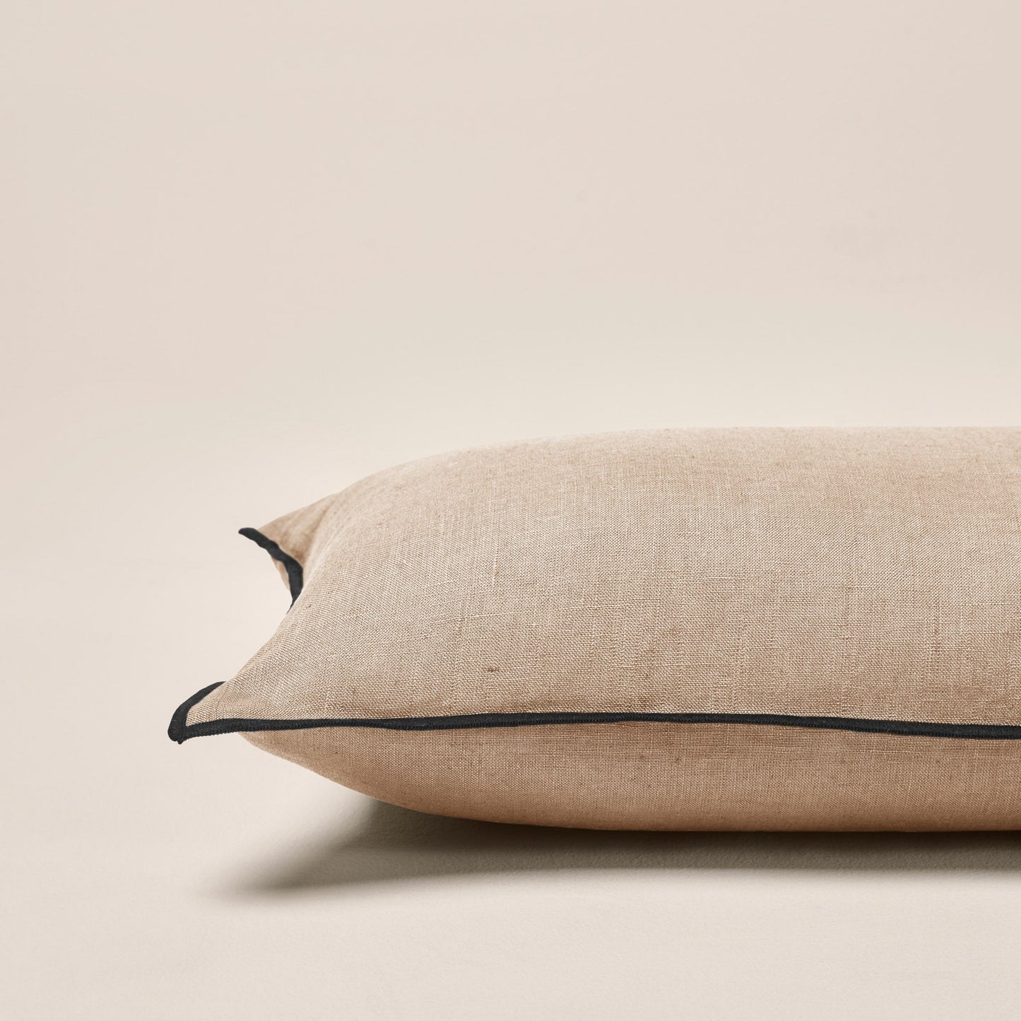 Housse de coussin CARLINA sable et bourdon noir