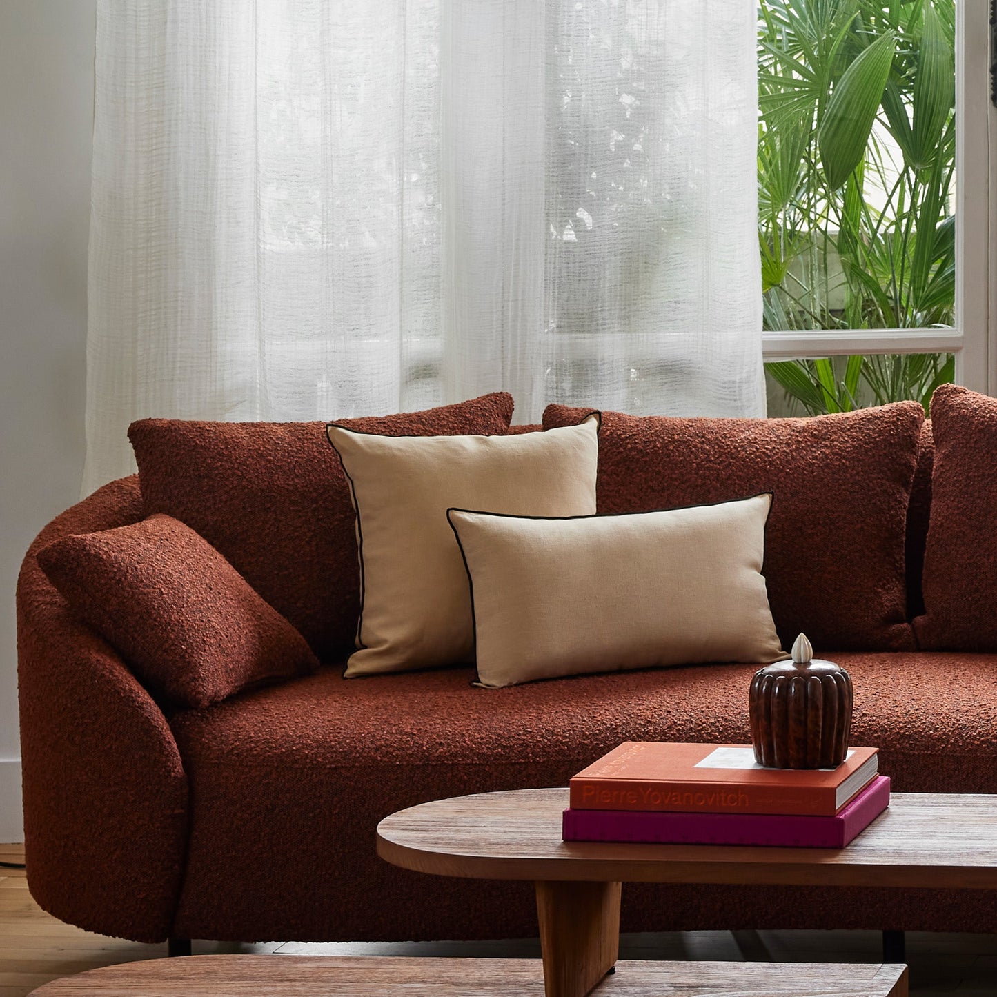 Housse de coussin CARLINA sable et bourdon noir