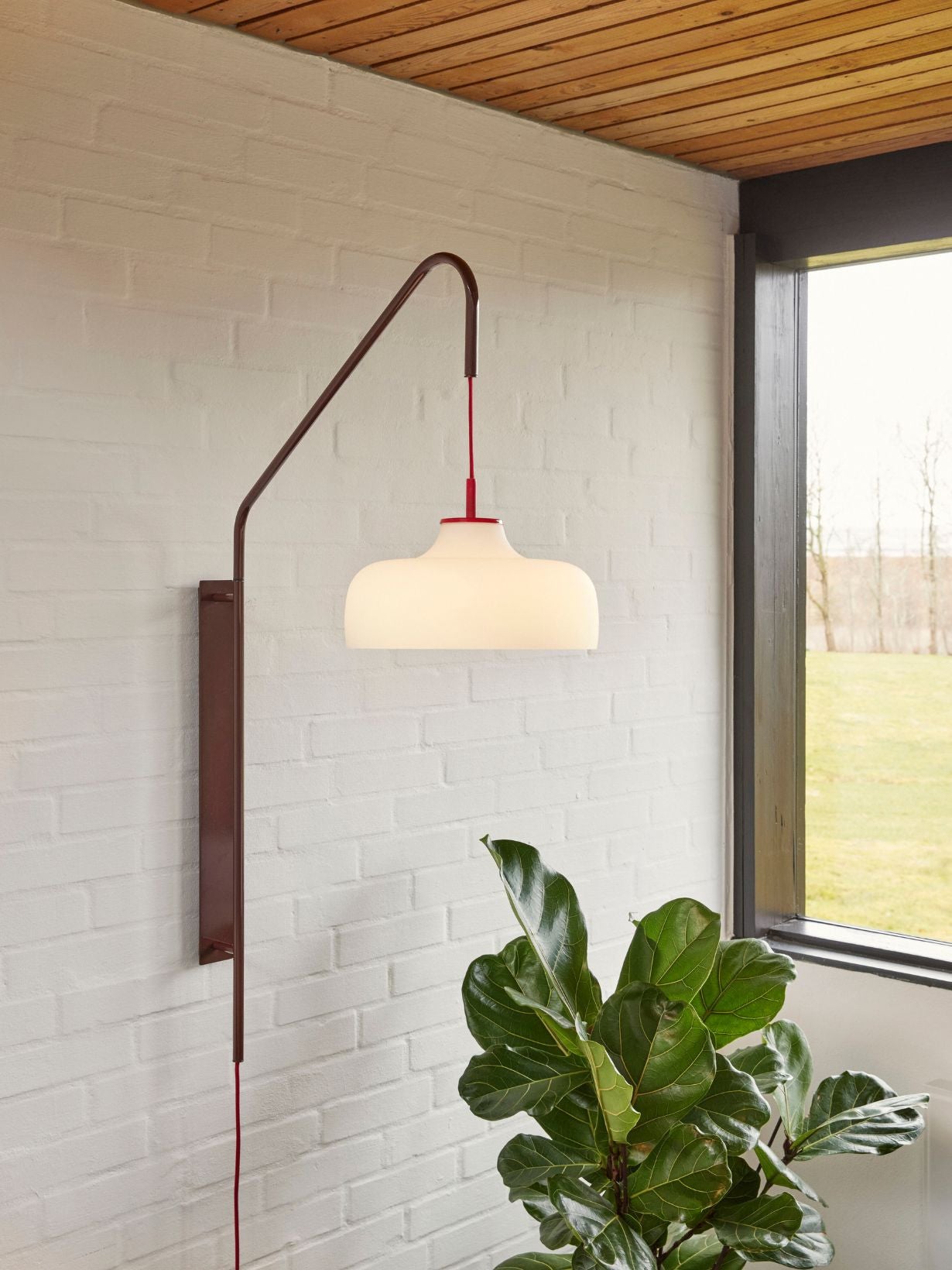 Lampe murale avec globe en verre suspendu, Current