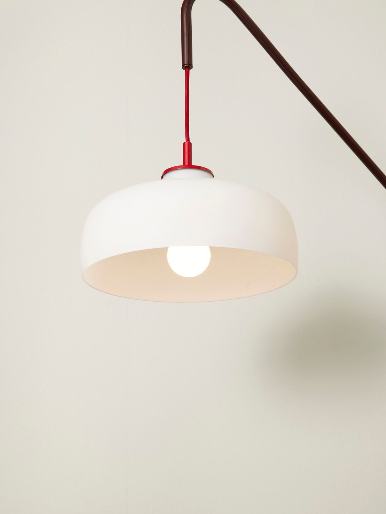 Lampe murale avec globe en verre suspendu, Current
