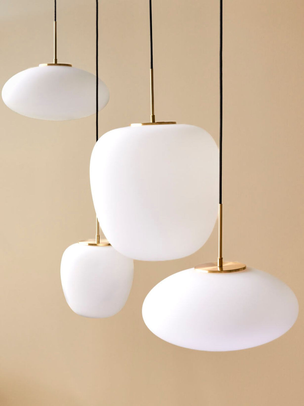 Suspension en verre opalin, Muse