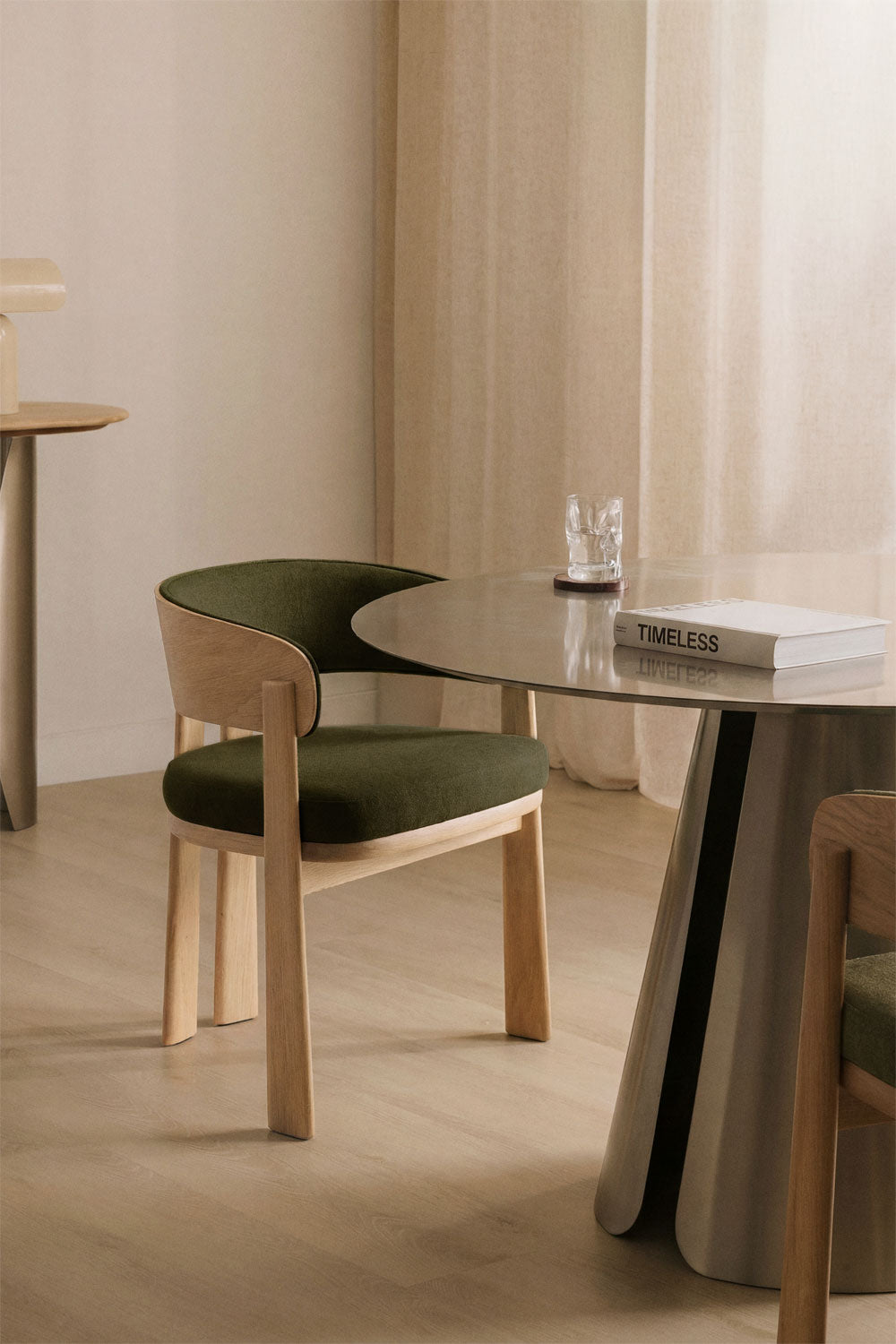 Chaise de salle à manger avec accoudoirs, tapissée et en bois de chêne Olea Signature