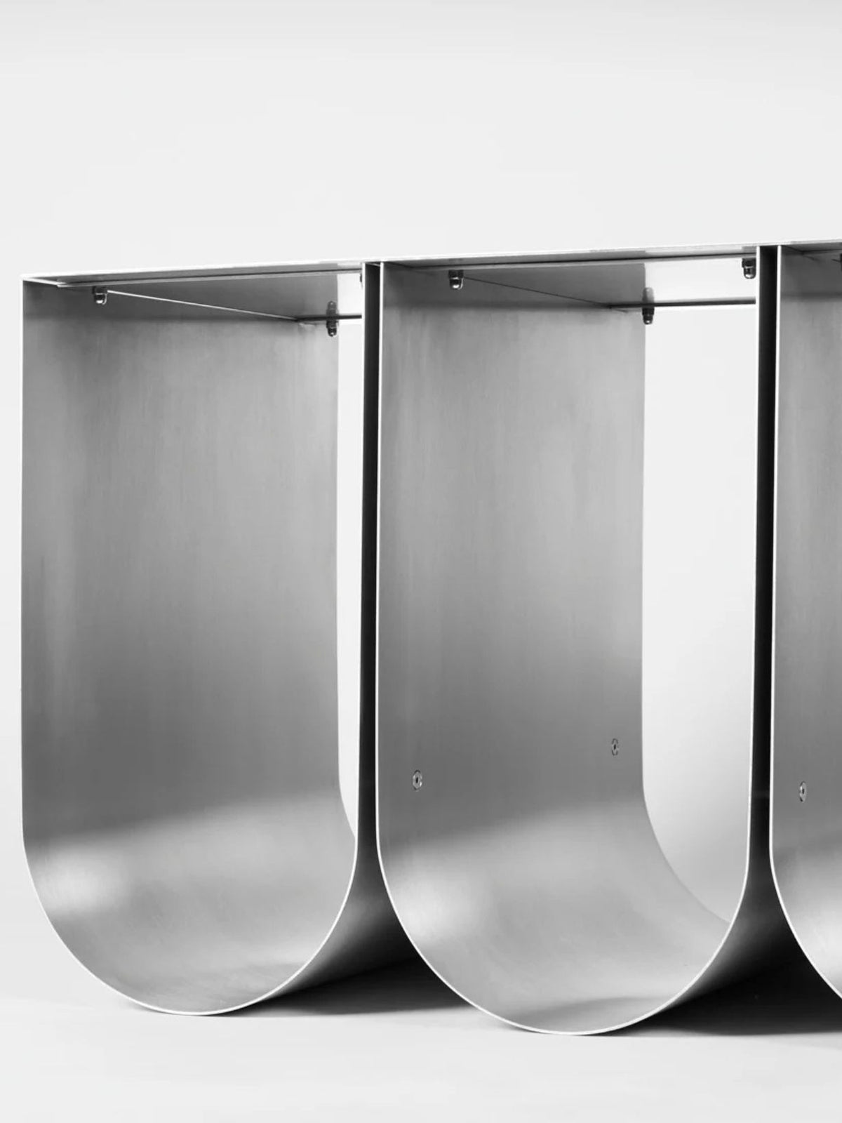 Banc de rangement incurvé en acier brut, Curved