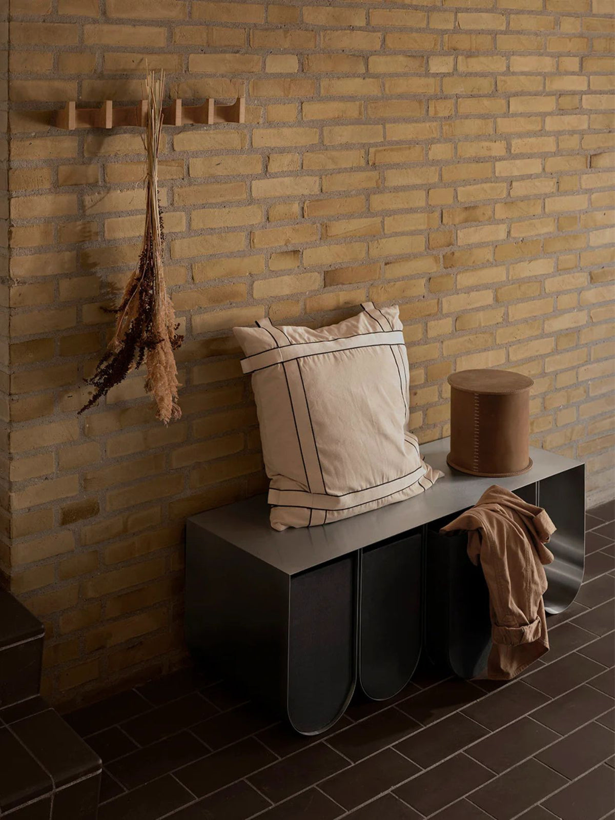 Banc de rangement incurvé en acier brut, Curved