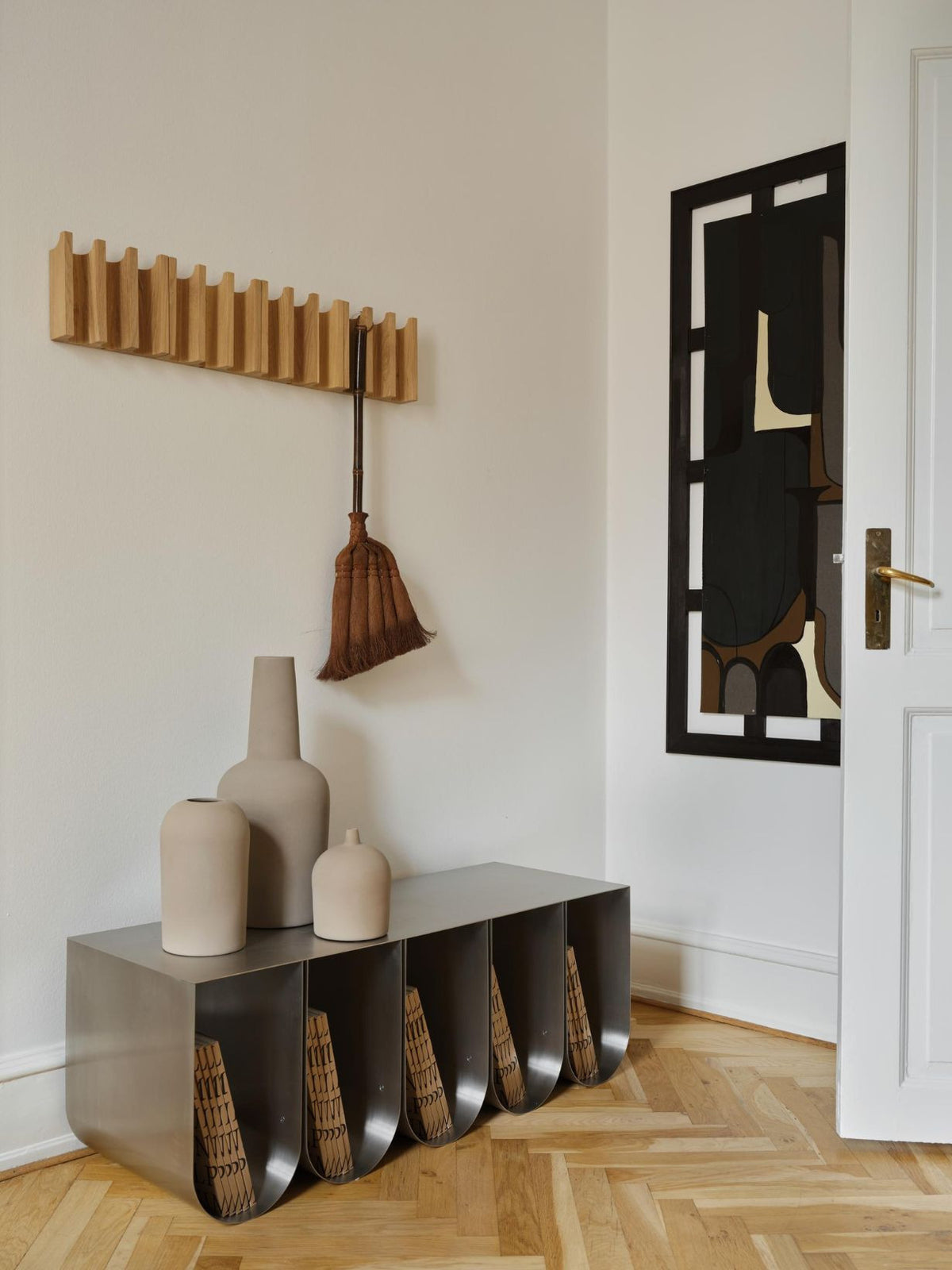Banc de rangement incurvé en acier brut, Curved