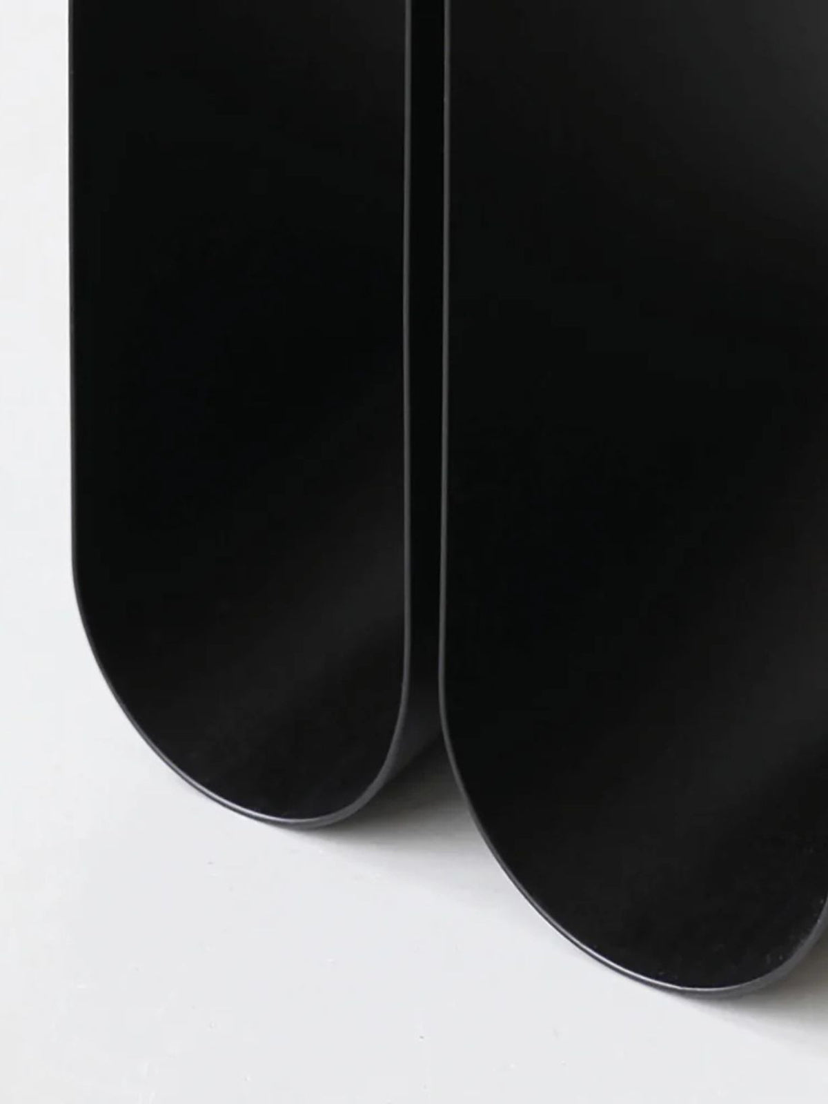 Table d’appoint incurvée en acier, Curved