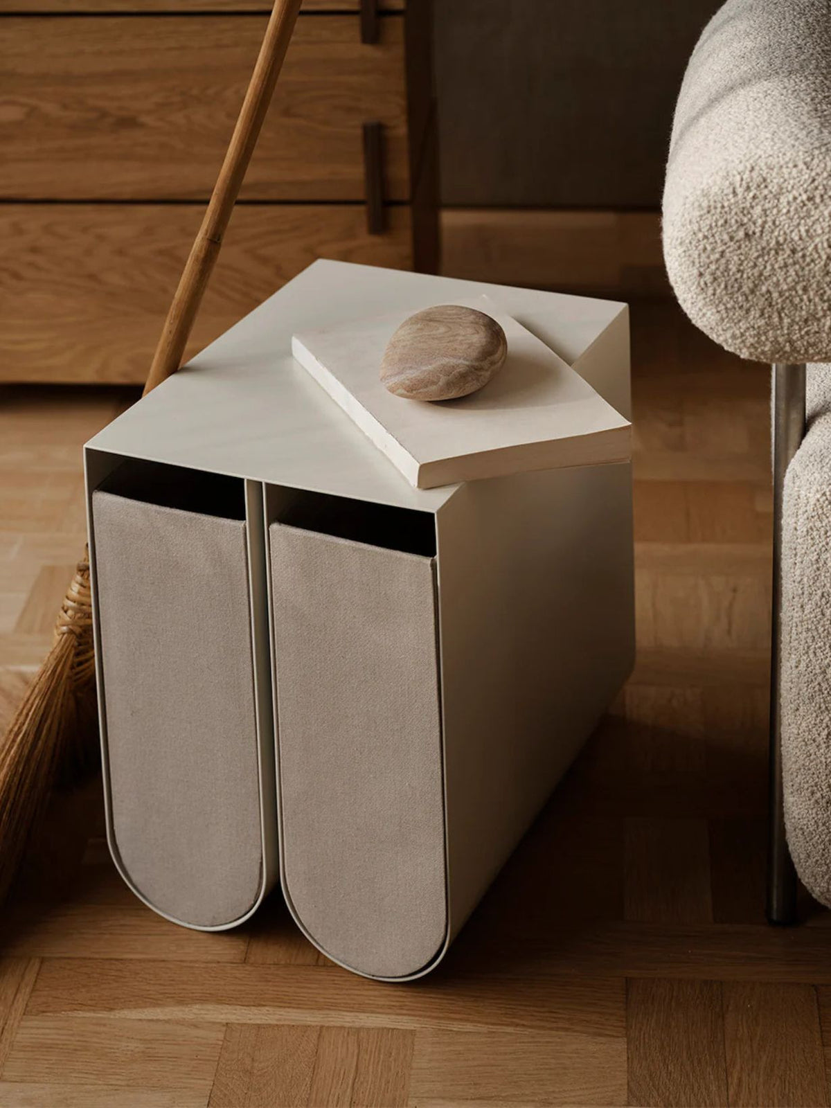 Table d’appoint incurvée en acier, Curved
