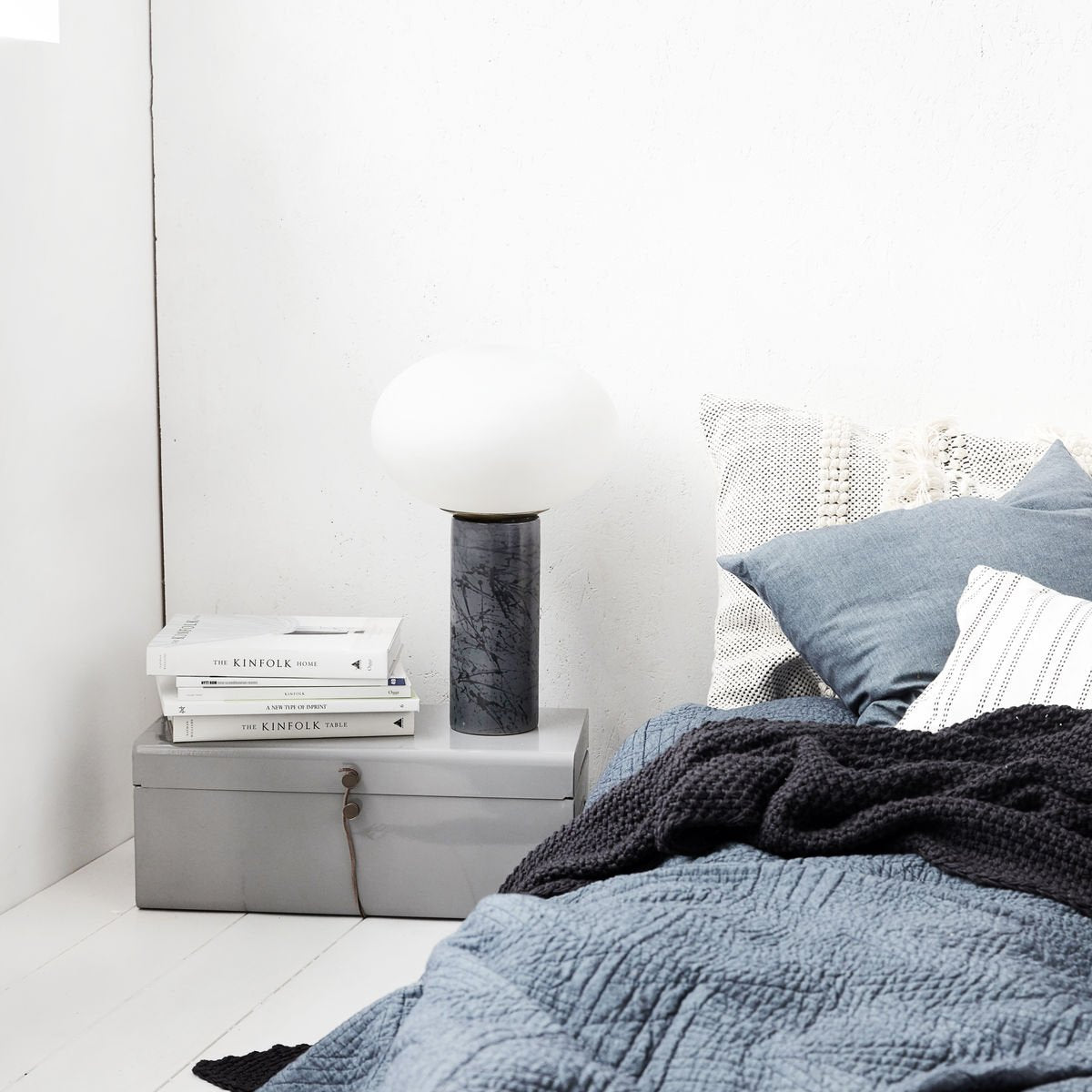 Lampe à poser opale blanc et noir, Torger