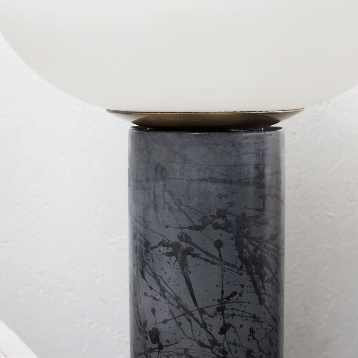 Lampe à poser opale blanc et noir, Torger