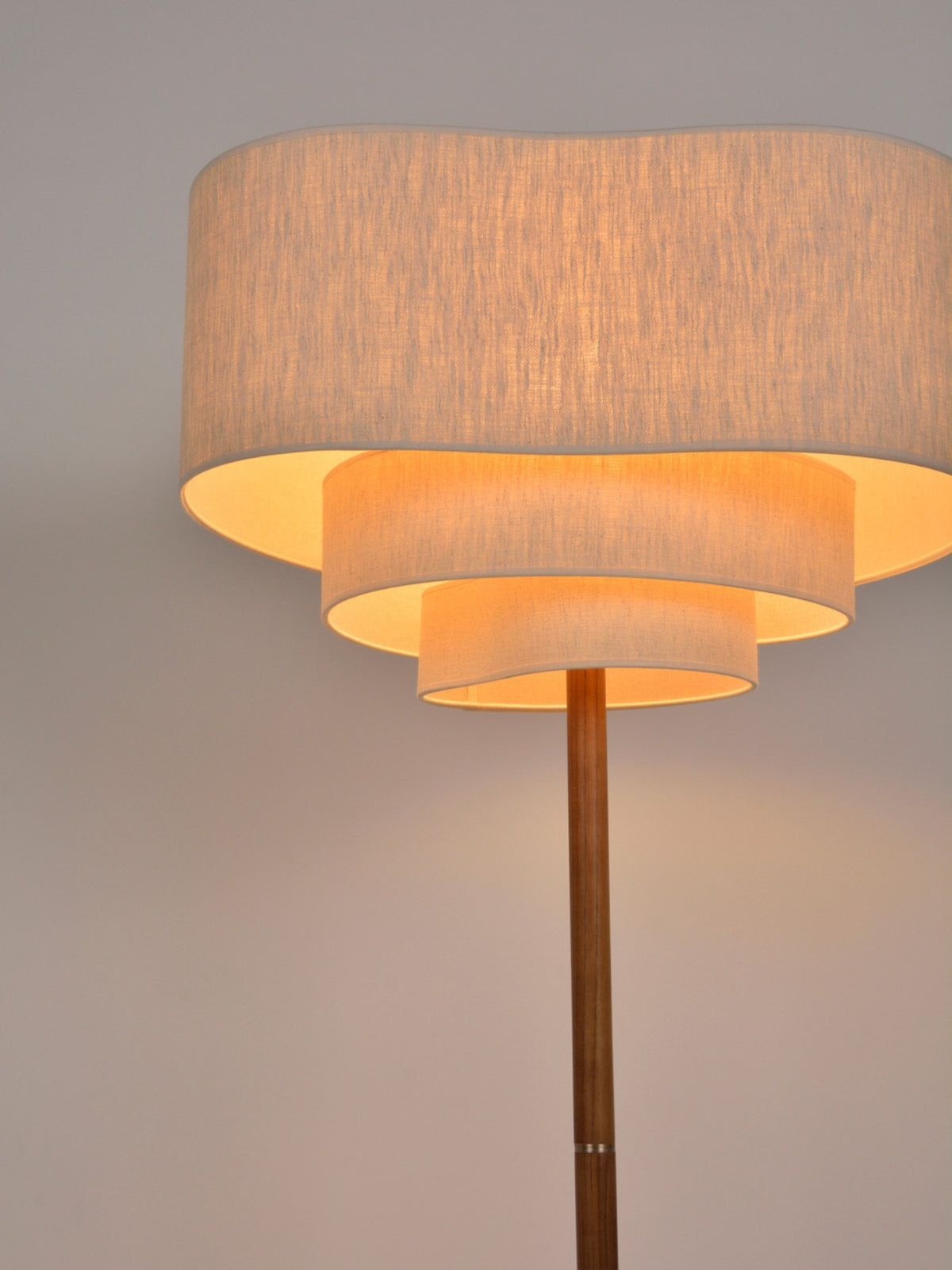 Lampadaire en bois et tissu crème, Pebble
