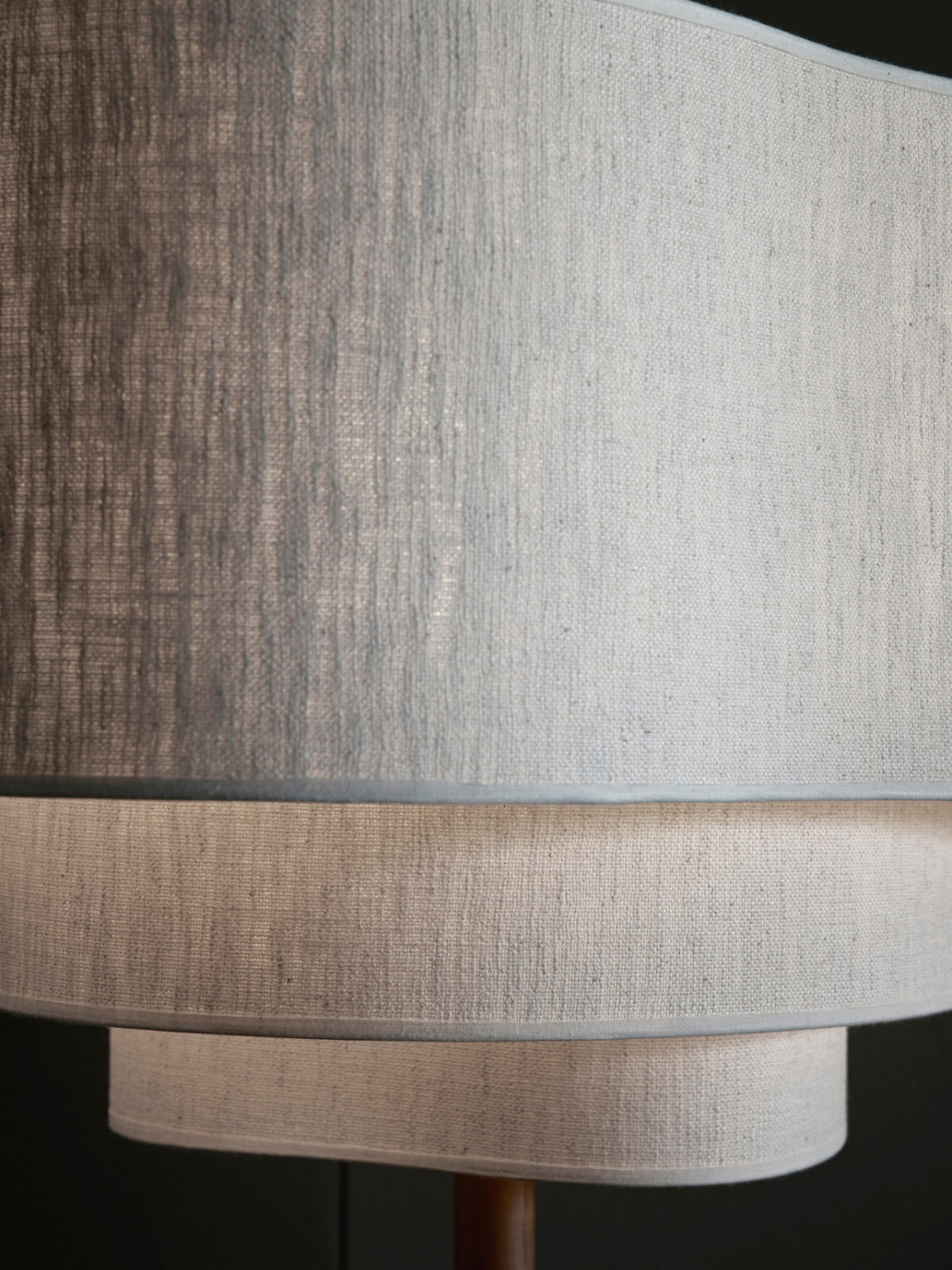 Lampadaire en bois et tissu crème, Pebble