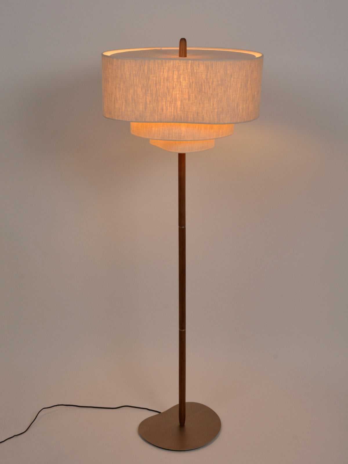 Lampadaire en bois et tissu crème, Pebble