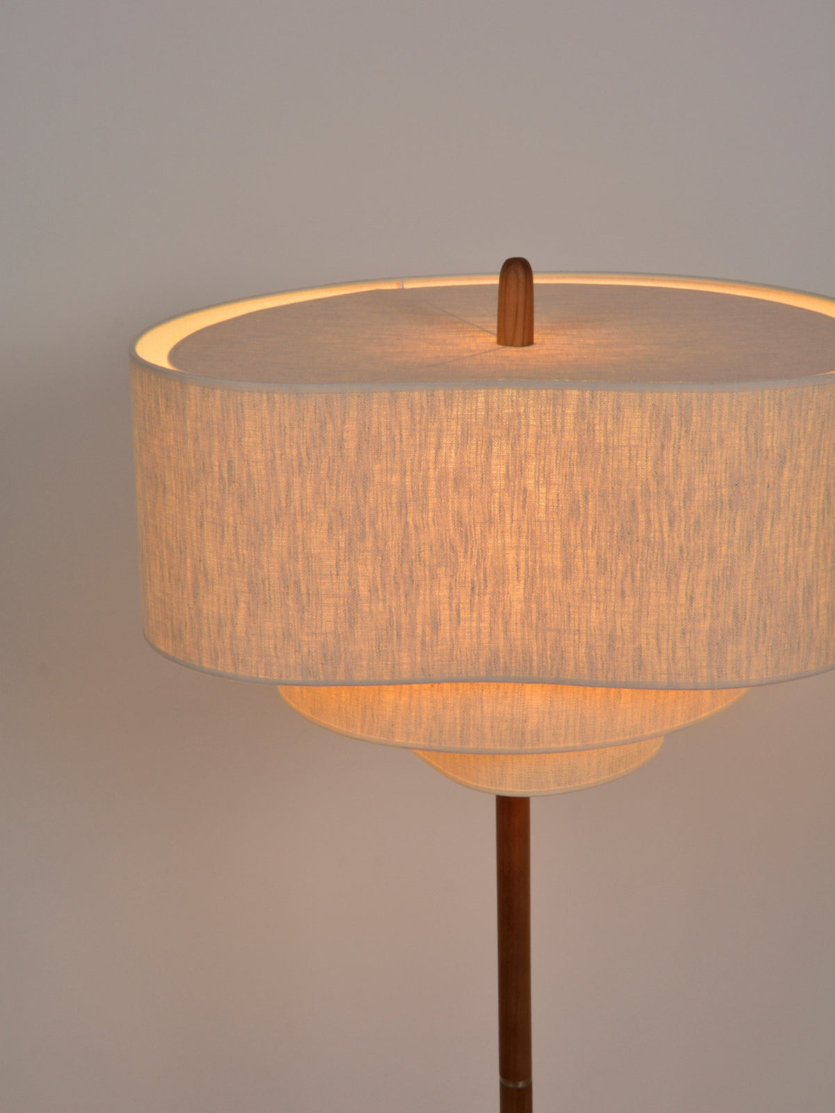 Lampadaire en bois et tissu crème, Pebble