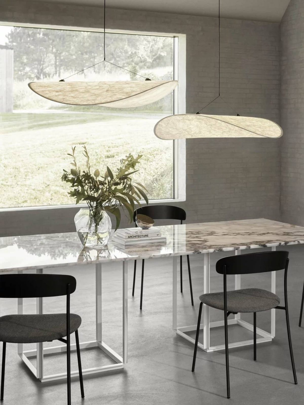 Suspension en tyvek blanc, Tense