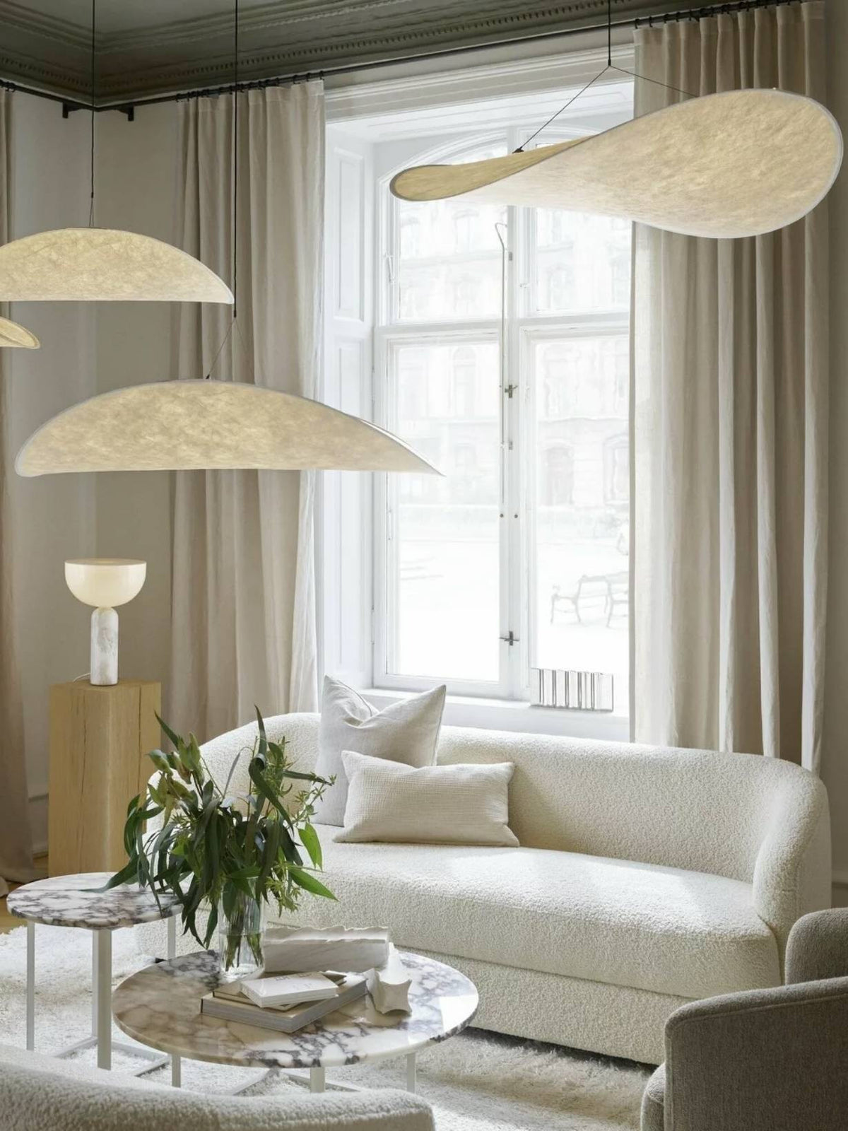 Suspension en tyvek blanc, Tense