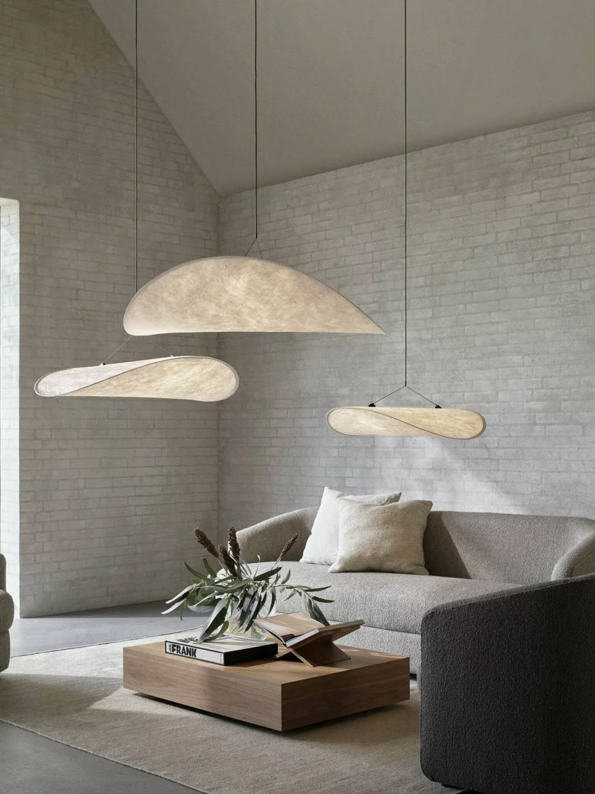 Suspension en tyvek blanc, Tense