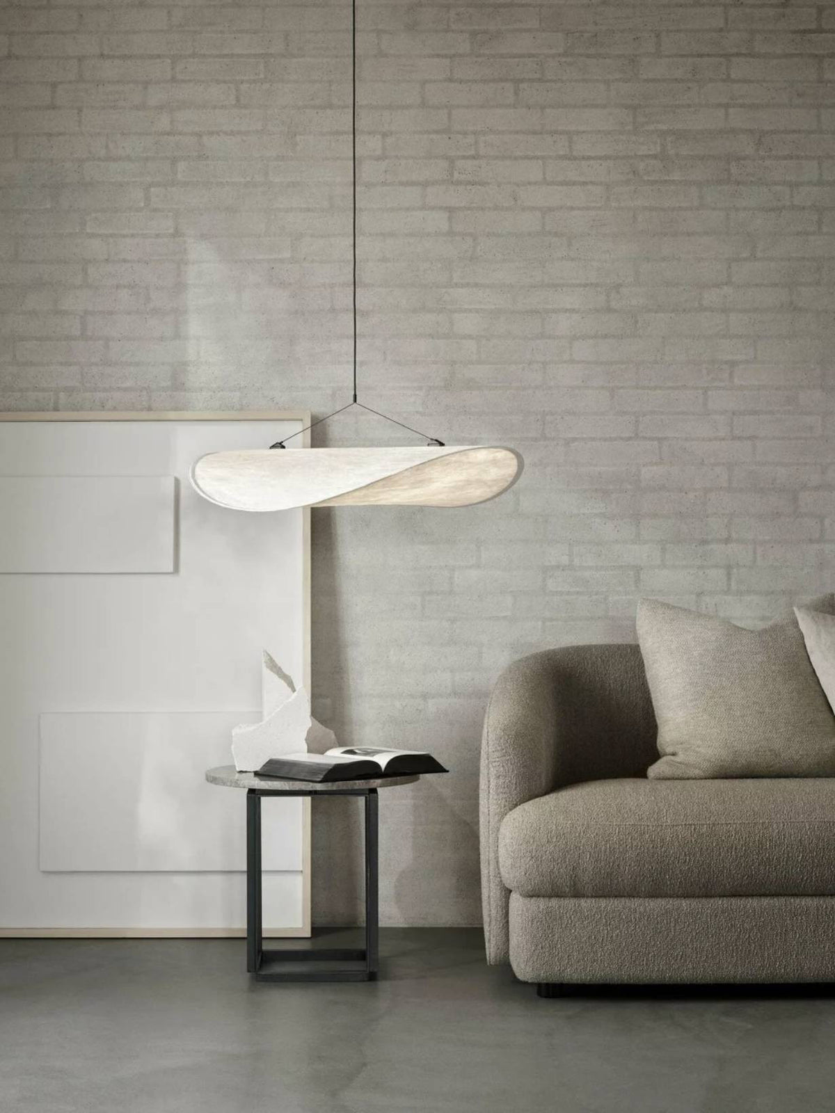 Suspension en tyvek blanc, Tense