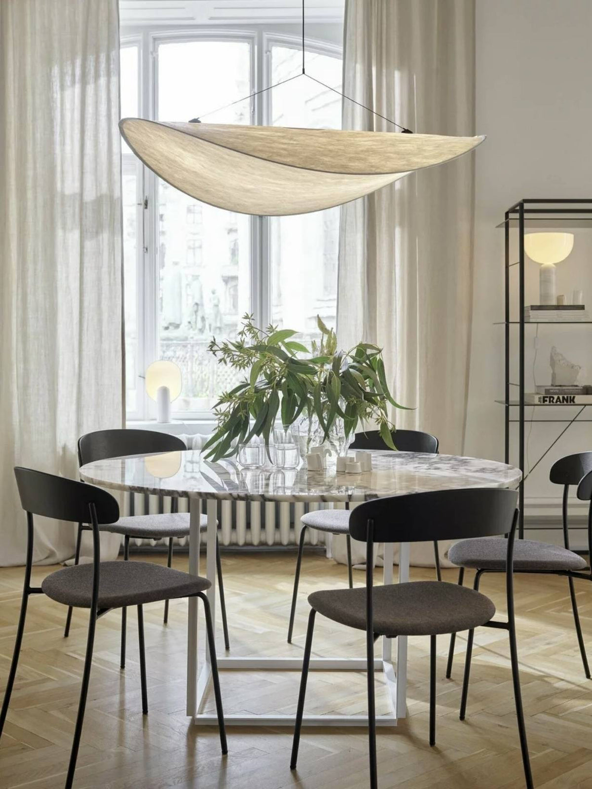 Suspension en tyvek blanc, Tense