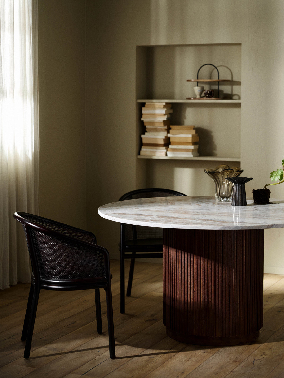 Table à manger ronde en marbre et bois de manguier, Erie