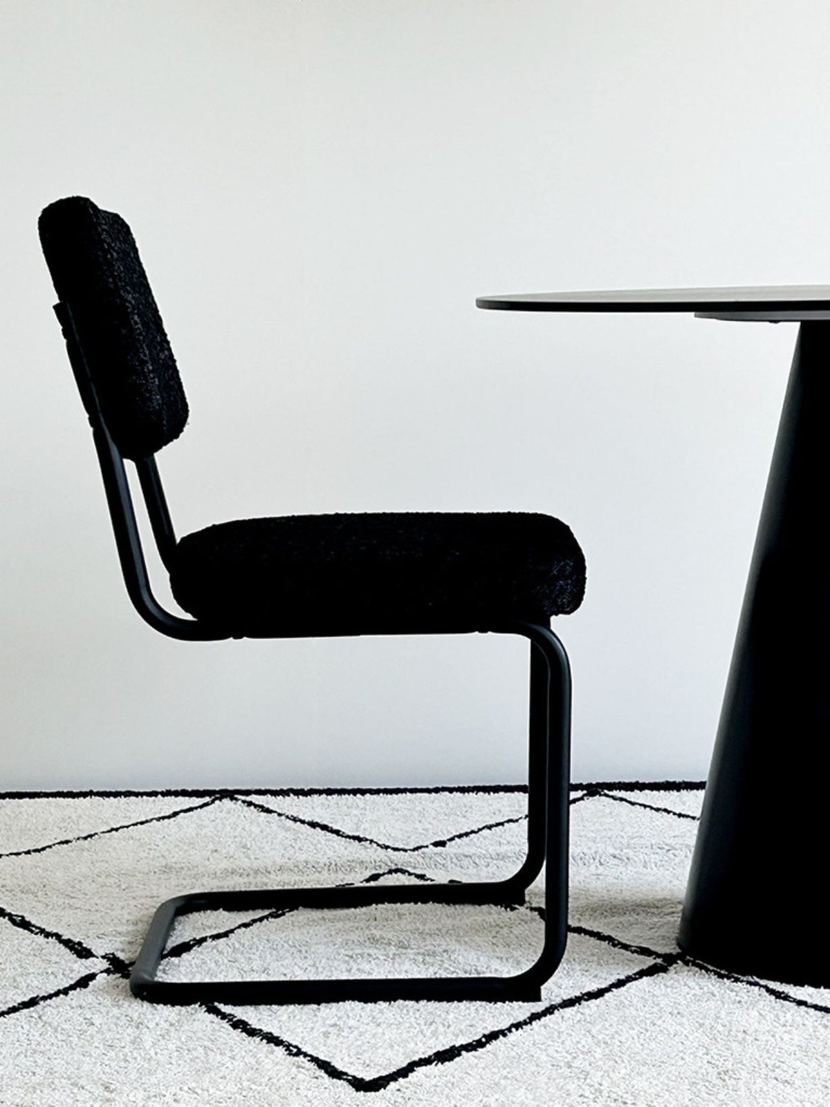 Chaise en tissu bouclette, Capsule
