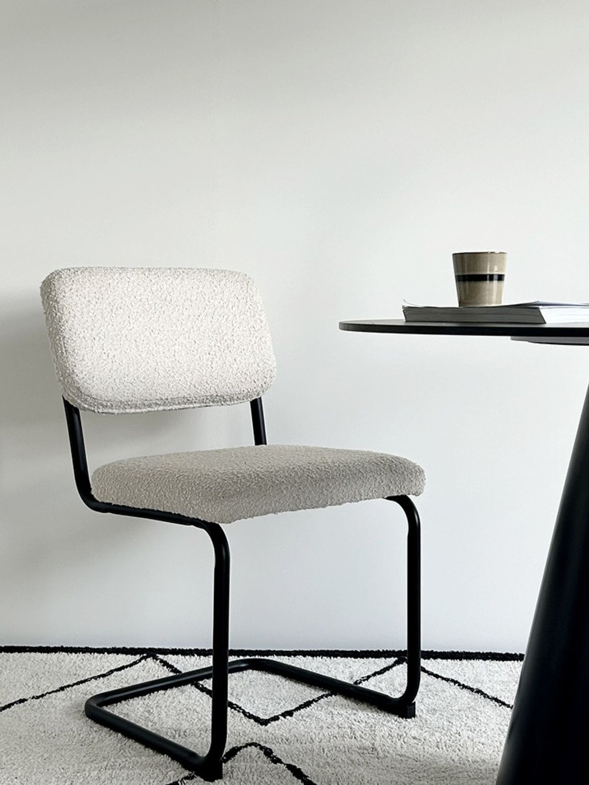 Chaise en tissu bouclette, Capsule